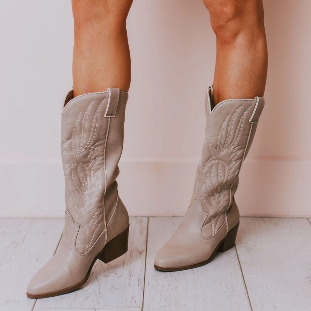Tan Cowboy Western Boots - Picture 3 of 8